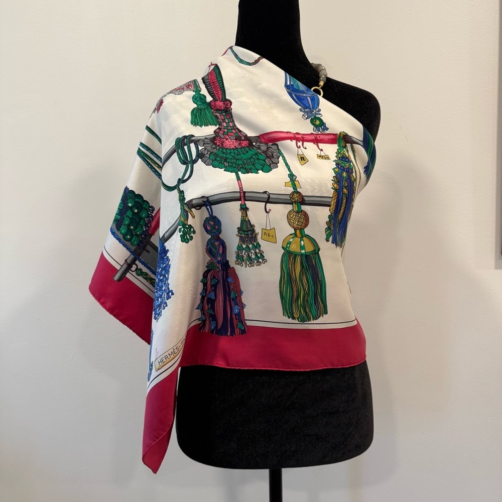 Hermes Silk Scarf 90 Carré Red Green Hand Rolled Made in France - Picture 8 of 12